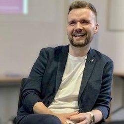 Porträtbild des Dozenten
