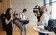 Eine Stipendiatin steht links im Bild und spricht zum Reporter-Team des WDR auf der rechten Seite.