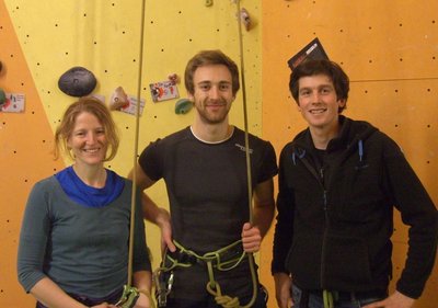 Foto: Drei Stipendiatinnen und Stipendiaten in einer Kletterhalle