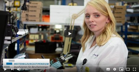 Screenshot des Youtube-Videos mit Theresa Herzberg, Stipendiatin im Weiterbildungsstipendium