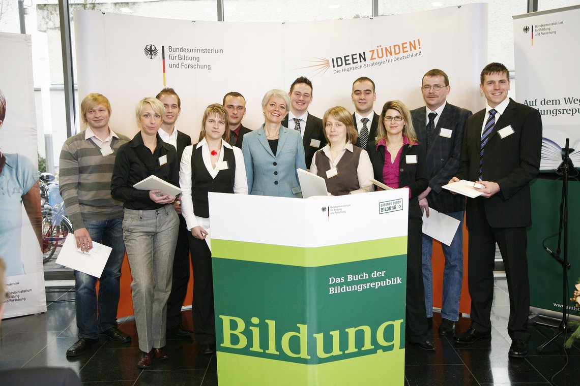 Foto: Staatssekretärin Cornelia Quennet-Thielen mit den ersten Stipendiatinnen und Stipendiaten des Aufstiegsstipendiums