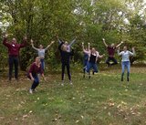 Foto: Teilnehmerinnen und Teilnehmer des Seminars der ideellen Förderung springen beim Gruppenbild in die Luft.