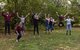 Foto: Teilnehmerinnen und Teilnehmer des Seminars der ideellen Förderung springen beim Gruppenbild in die Luft.