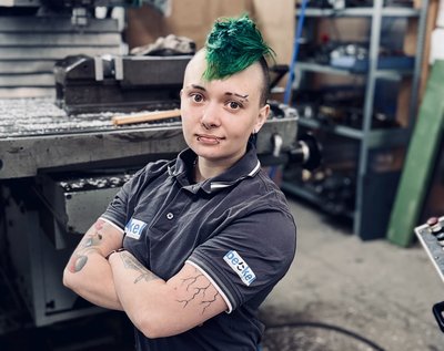 Alina am Arbeitsplatz
