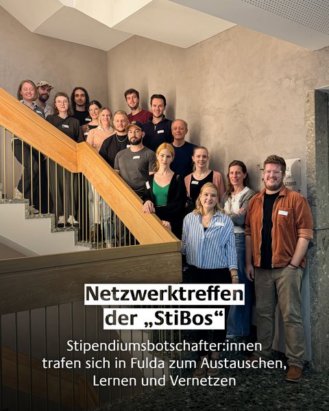 Ein Gruppenfoto der StiBos auf einer Treppe im Gebäude.