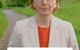 Auf dem Foto ist Melanie Lochner zu sehen, die in die Kamera schaut. Hinter ihr sind ein Weg und Grünfläche mit Bäumen zu erkennen. Im unteren Bildteil ist das Jubiläumslogo der SBB über das Bild gelegt.