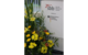 Blumengesteck vor dem Jubiläumslogo zu "25 Jahre SBB"