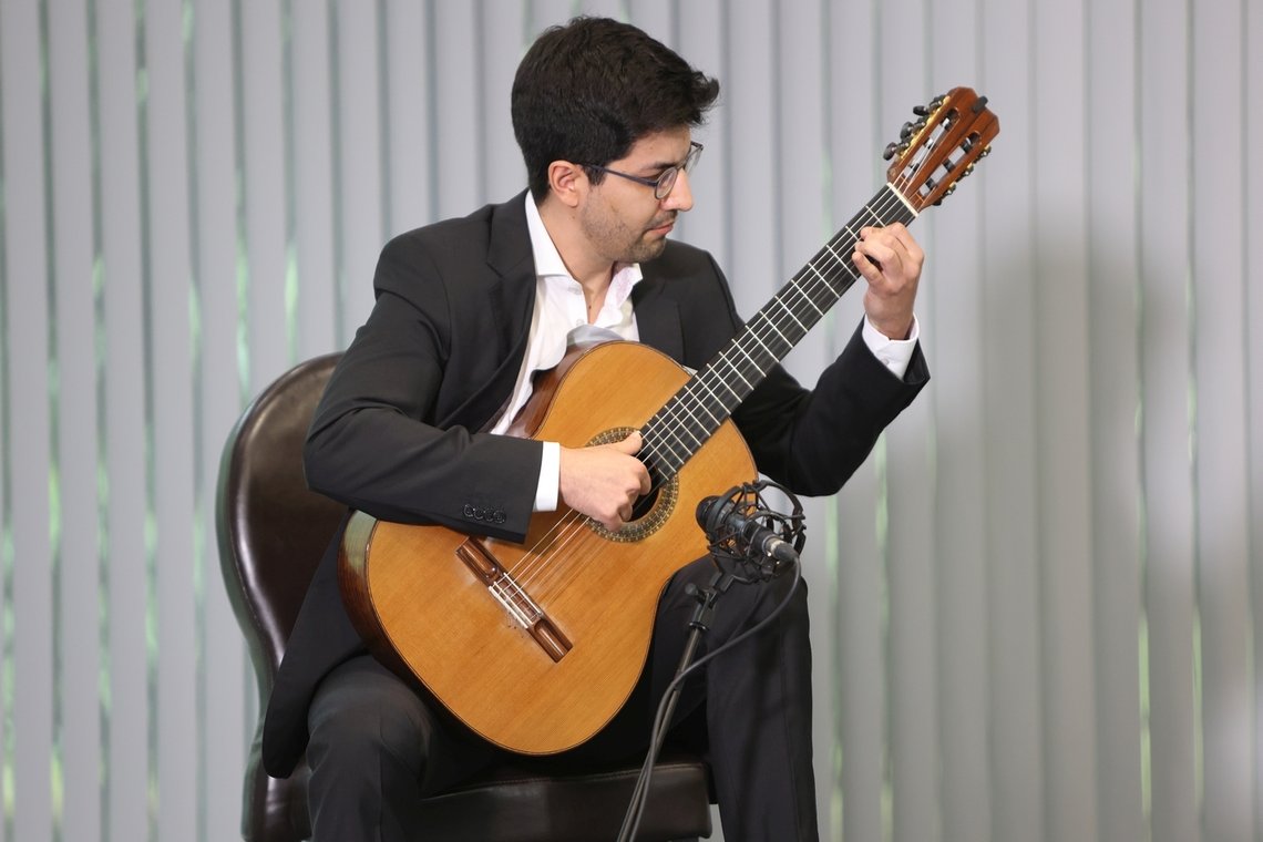Gitarrist Andrés Madariaga spielt auf seiner Gitarre