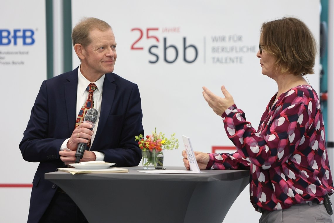 Marija Bakker, Moderatorin, interviewt Wolf Dieter Bauer, Geschäftsführer der SBB
