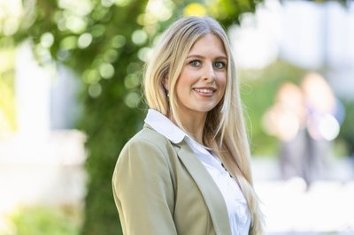 Ein Porträt der Stipendiatin Veronika Patzler.
