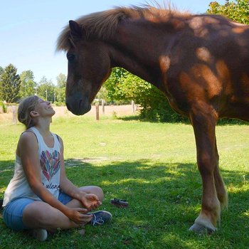 Foto der Stipendiatin mit Pferd