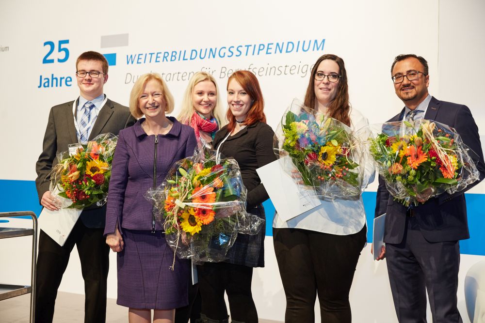 Gruppenfoto Bundesbildungsministerin Johanna Wanka mit Stipendiatinnen und Stipendiaten